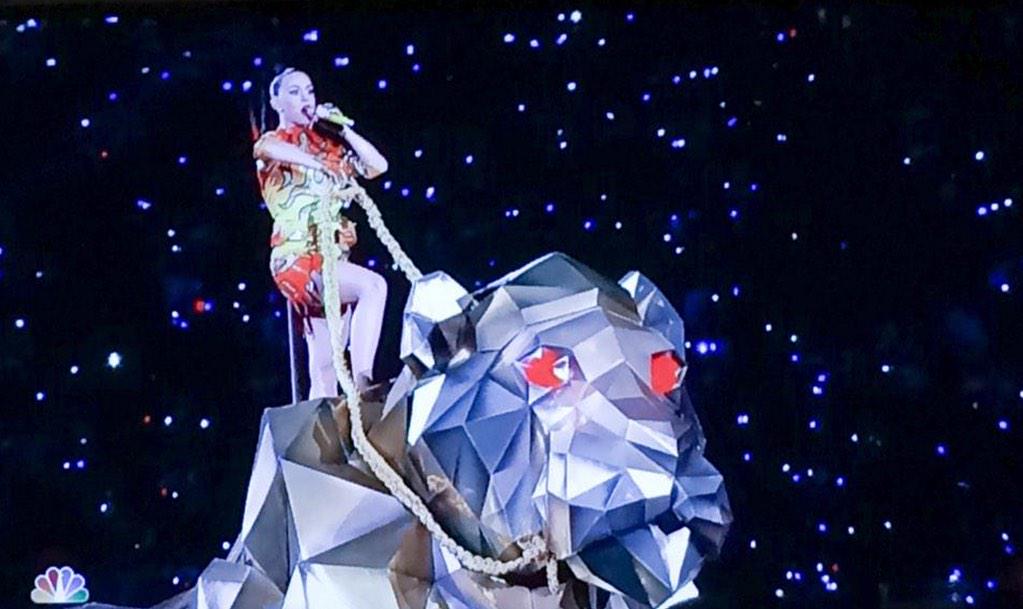 PurelyApp's tweet image. We loved #KatyPerry's #halftime outfits! #SuperBowlXLIX