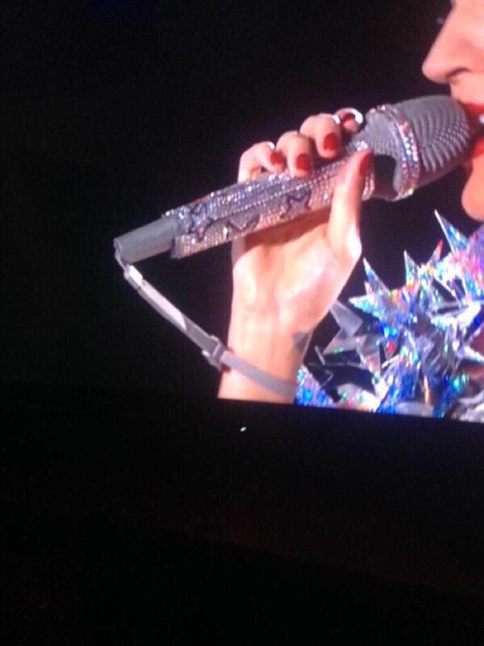 CosImAGuy's tweet photo. When you're playing wii, but you have to go sing at the Super Bowl http://t.co/Qt9wYXSoun