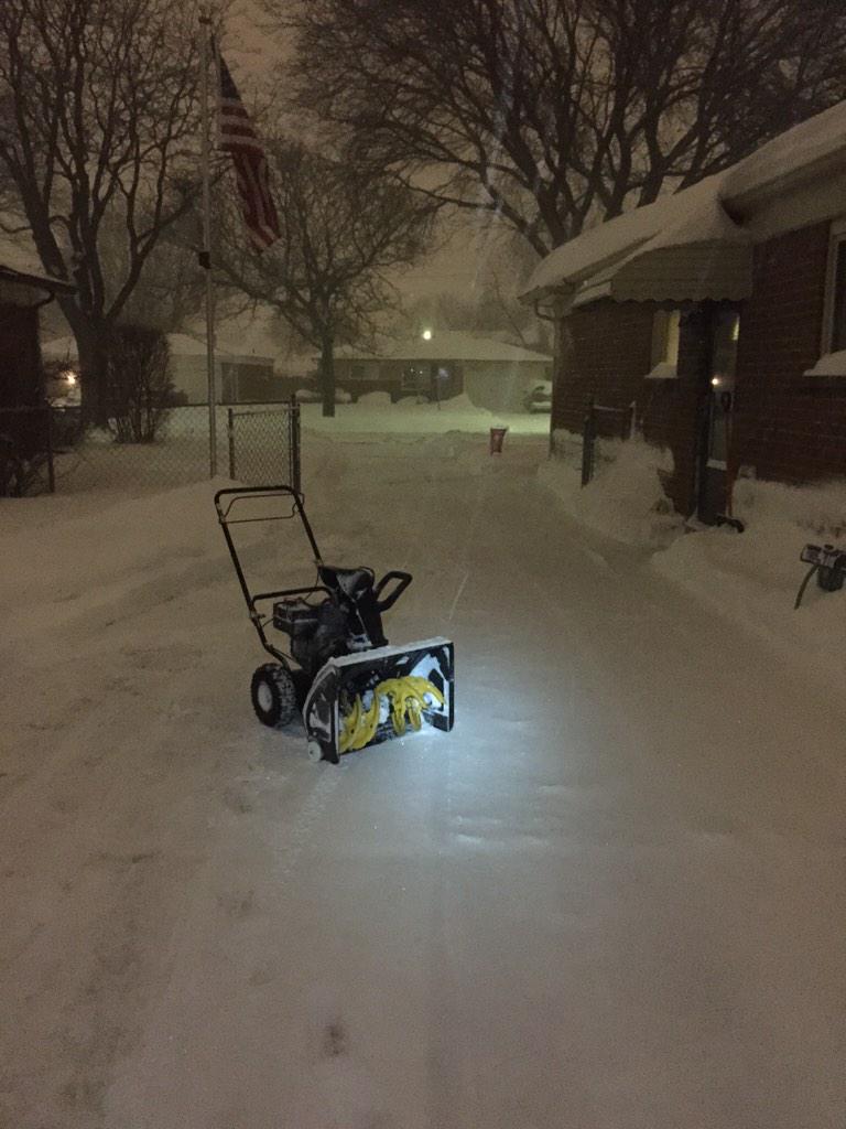 EricJozwiak's tweet image. I wonder how many people ARE snowed in vs the people who are LETTING themselves to have Monday off. #Lazy #NotThisGuy