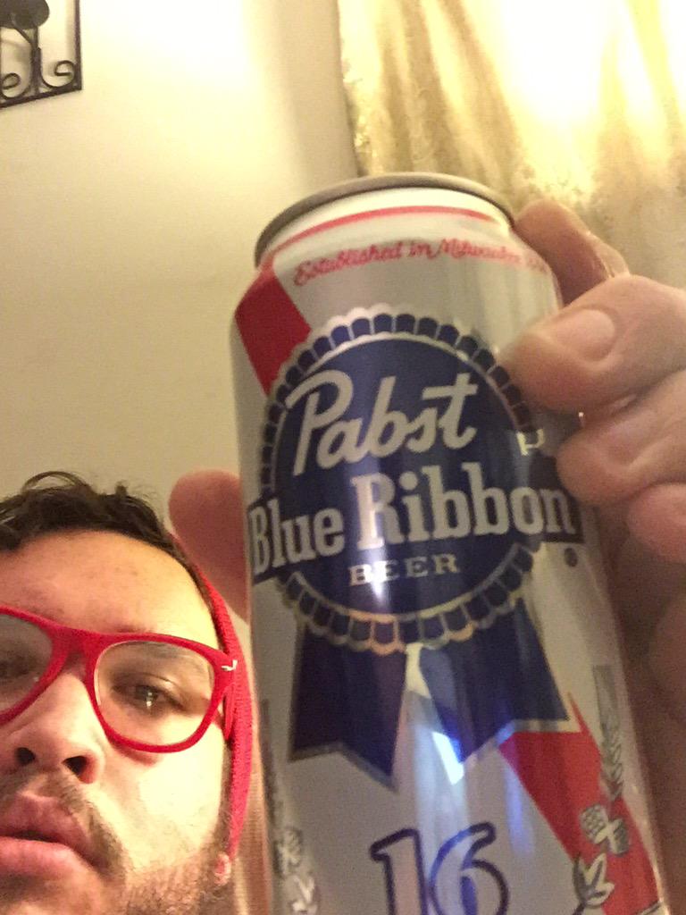 Lo2thepez's tweet image. Pretty sure this beer could play better than the pats right now #samecolors #PutMeInCoach