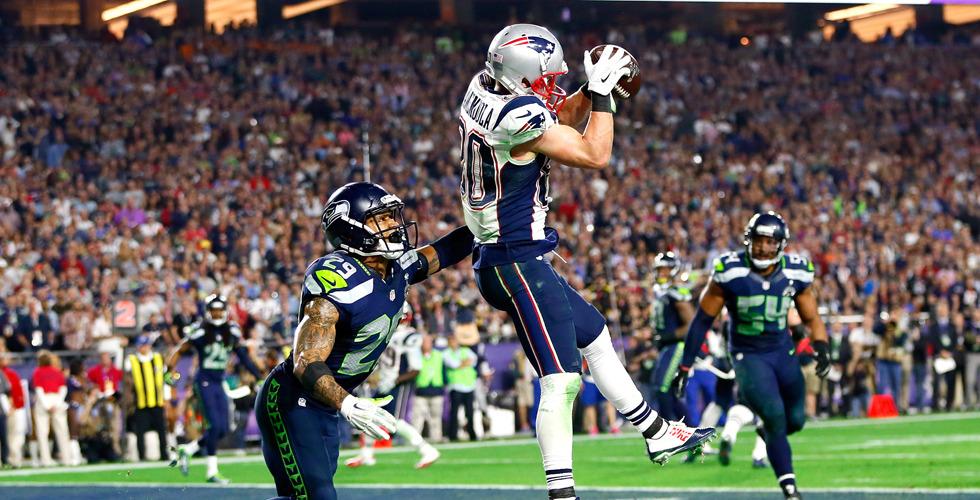 NBCSports's tweet photo. Danny Amendola helps the Pats pull closer. #SB49 http://t.co/6SbRFRCEZR