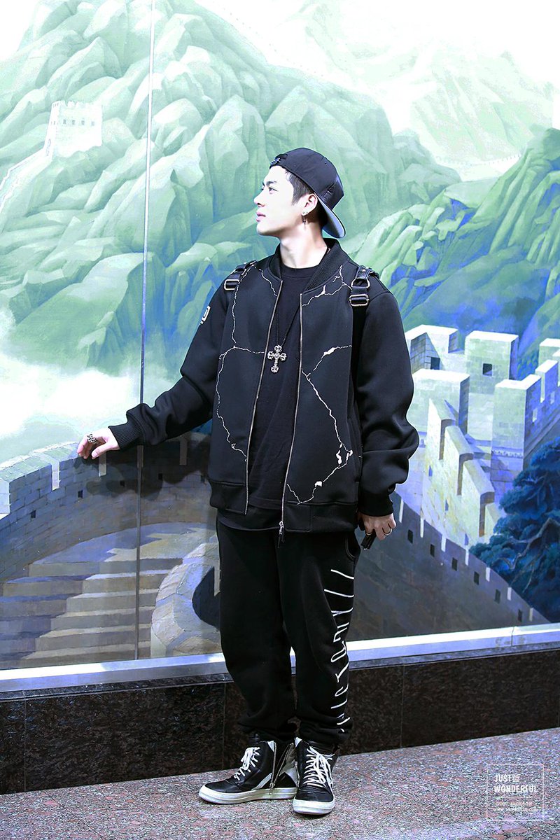 19940328com's tweet photo. [PICS UP!!] 150114BEIJING #잭슨 #JACKSON 하하하 만리장성에서 화보 찍어~~~캬캬캬 
>>> http://t.co/Q5srBiU6fY http://t.co/lFmByTDjVK