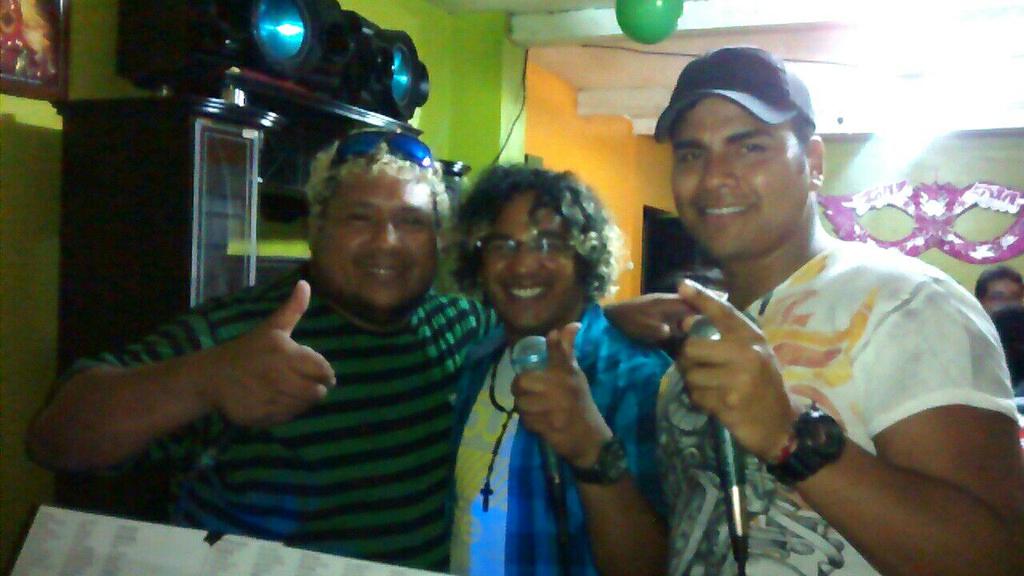 DOMINIALE's tweet image. Dominguito musikeando