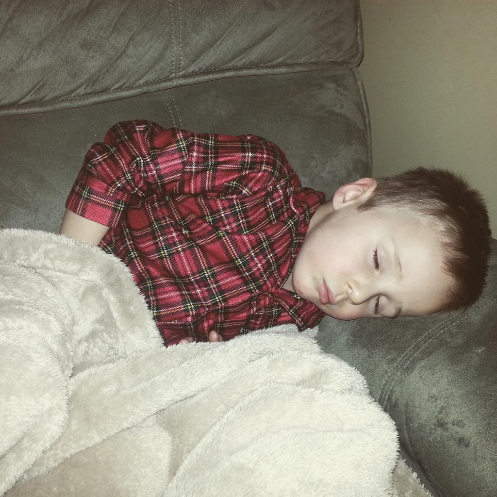 ExerciseBob's tweet image. Didn't make it to the end of the game. #superbowl #stayinguplate #parenting