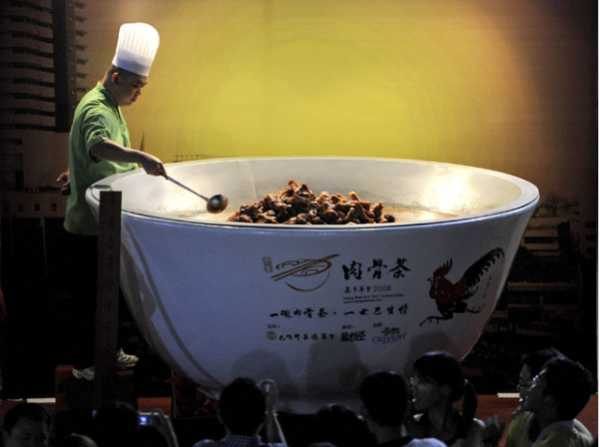 HERE IS A REAL #SUPERBOWL, MIDGARDIANS!! JOIN ME VOLSTAGG! <a href="/TheRotundOne/">Volstagg the Valiant</a>