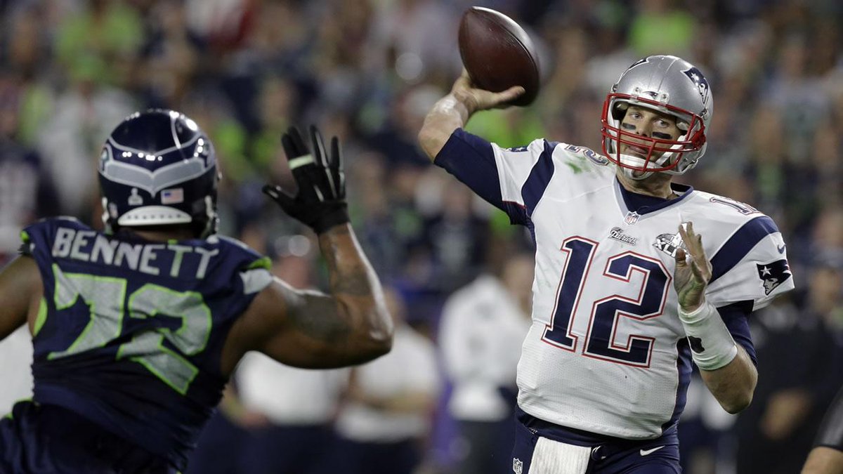 Brady throwing a pass above Michael Bennett in this year's Super Bowl (@ab7newsbayarea/Twitter)