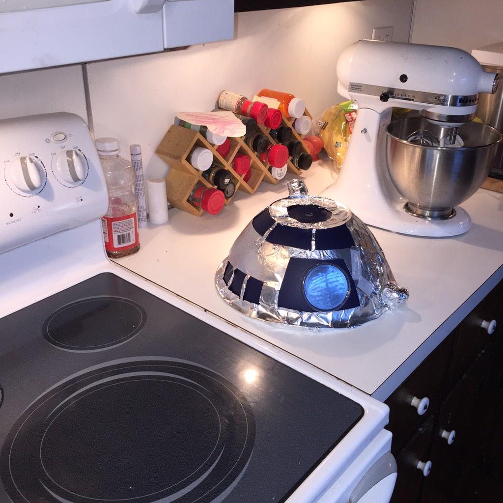 SideshowChicky's tweet photo. The original foiler has been out foiled! “@misterbigbo: @R2_UNIT #SideshowR2D2 your kitchen copilot http://t.co/wWoyhKQXnA”