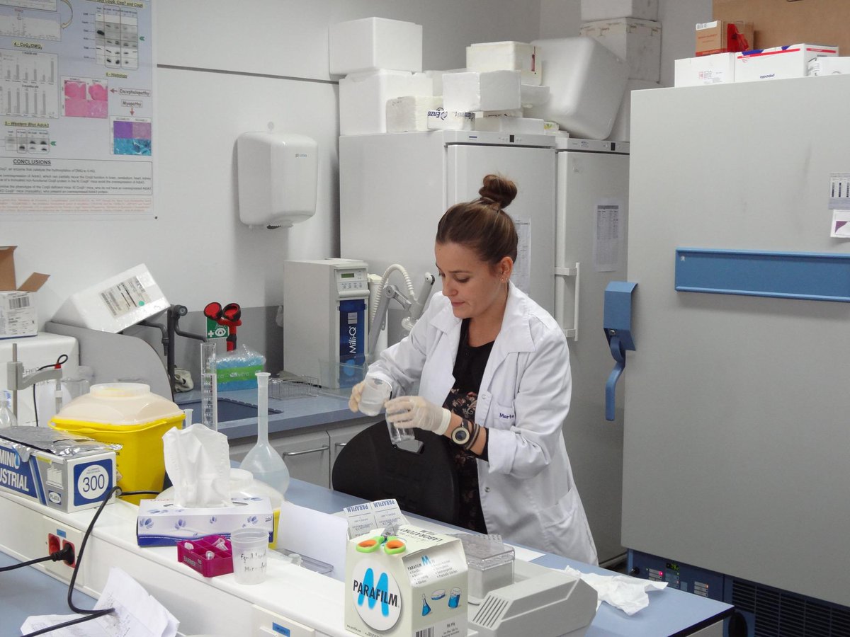 Marta Luna, a researcher at the lab of the University of Granada Centre for Biomedical Research