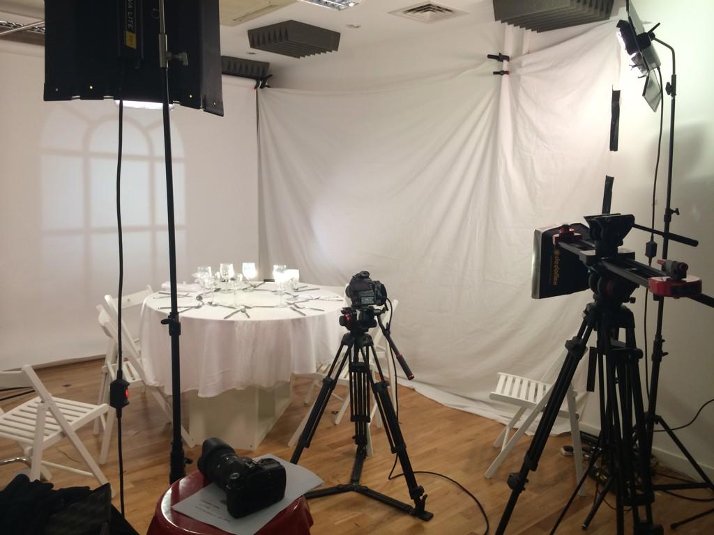 MatthewHurley_'s tweet image. Back in the studio again, this time a wedding table. A lot of white on white! #filmingfun