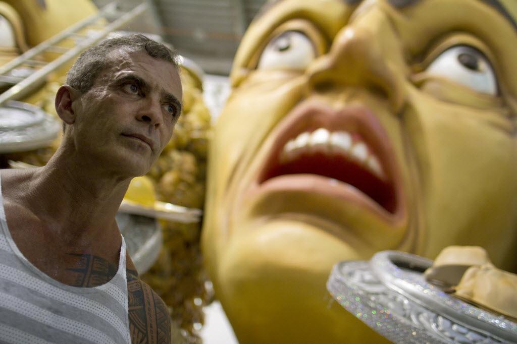 folha's tweet photo. Carnavalescos criticam patrocínio dos enredos no Rio
http://t.co/oK5ihoRuwu http://t.co/X5tJPZ4JpN
