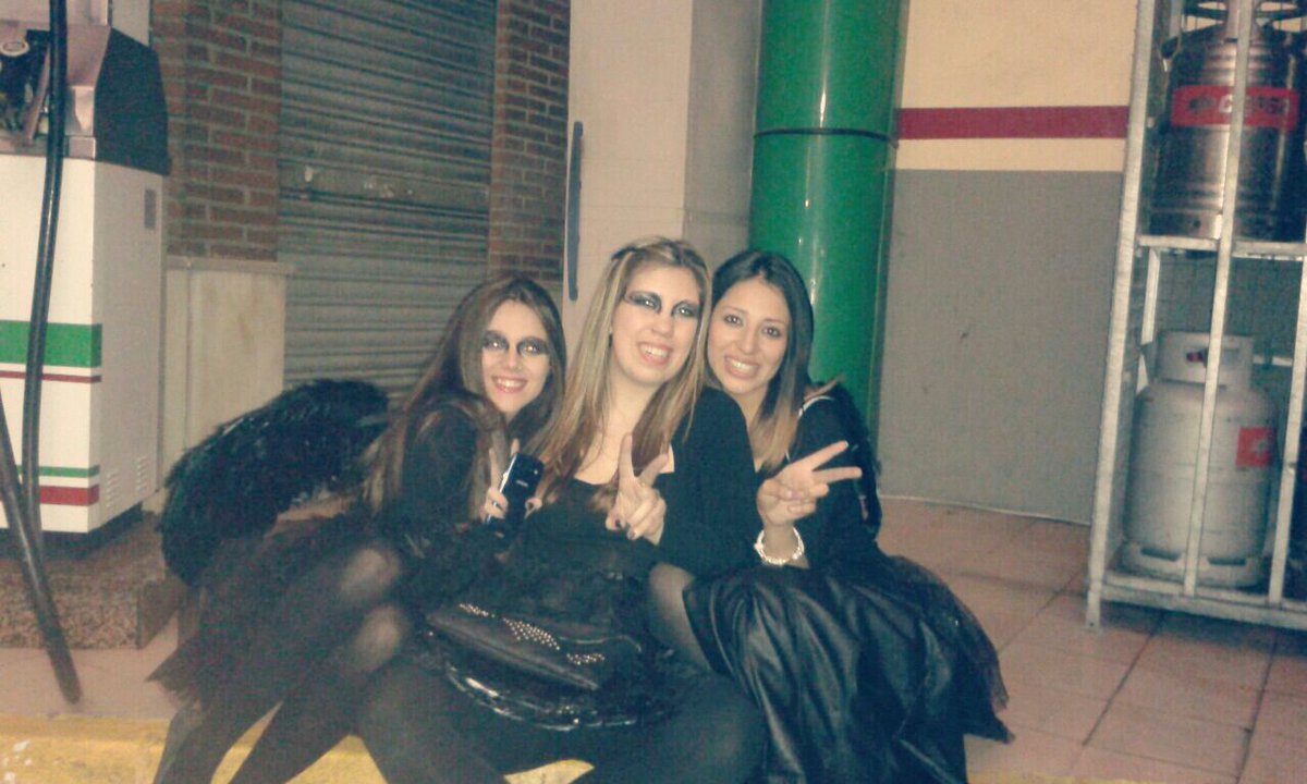Jaanneet95's tweet photo. Carnaval con mis BONITAS!! @paula46her @LoorenaaMoreno http://t.co/GUkscuUB9V