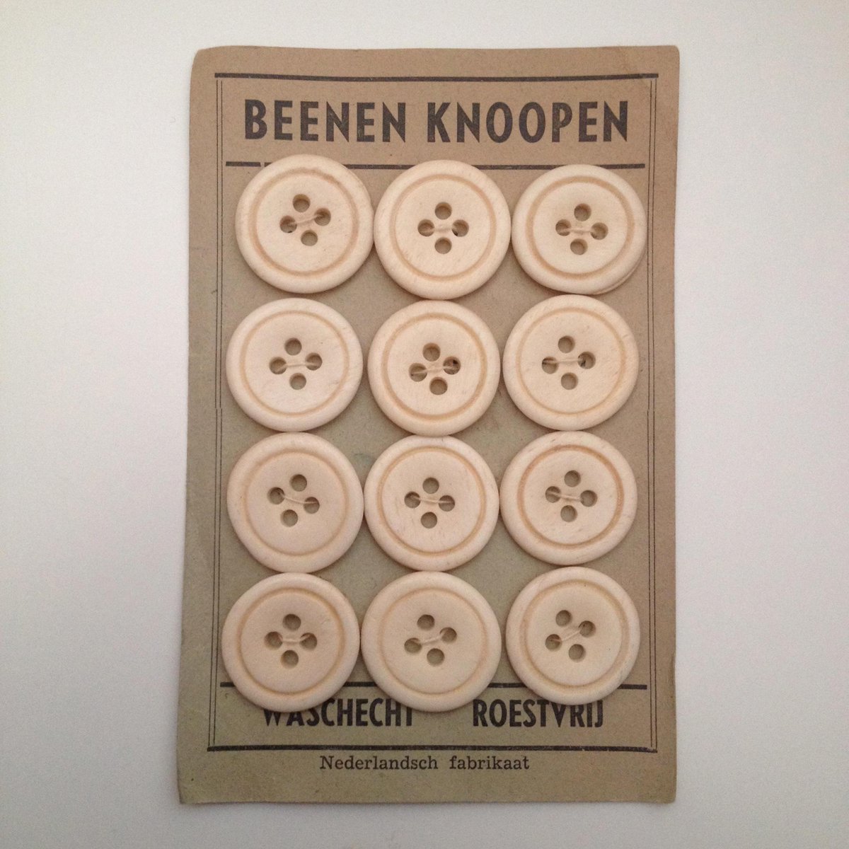 Nieuw in de shop: set van 12 beenen knoopen!
thelittlewarehouse.nl/c-2024538/four…