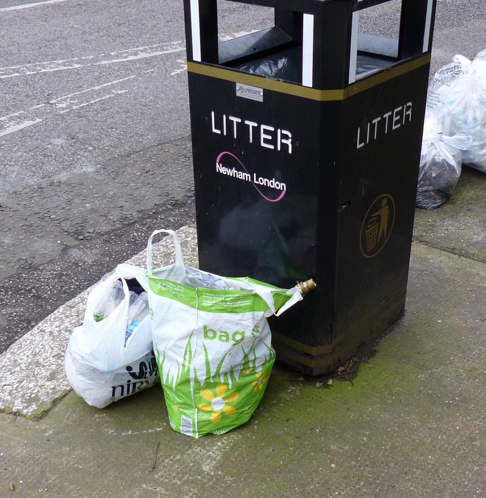 RoseNWF's tweet photo. #WansteadFlats Another two bags from the w/e changing rooms car park today @CoLEppingForest #litter http://t.co/8DtDA56d9E