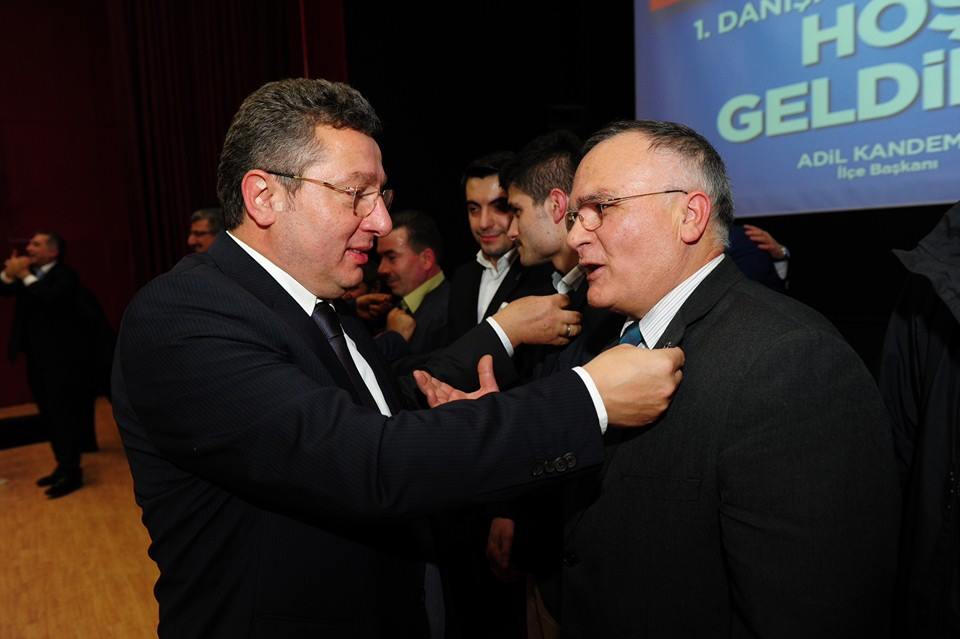 ak_sancaktepe's tweet photo. Danışma Meclisinde Partimize diğer partilerden katılan dava arkadaşlarımıza rozetlerini taktim ettik. @AdilKANDEMR1 http://t.co/xB8vqjzkHk