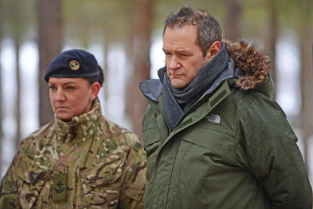 RoyalNavy's tweet photo. Alexander Armstrong has been given arctic survival training from #3Cdo in Norway http://t.co/3O2RxdMG3V http://t.co/fpsdlWWKaQ