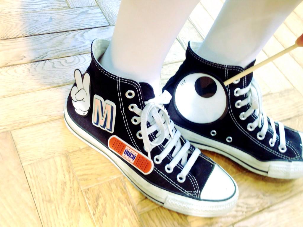 m_o_m_o_e's tweet photo. Hehe👀✌️
スニーカーにもシール貼っちゃうもんね😛
#アニヤハインドマーチ #anyahindmarch #stickershop #stcker #convers #allstar #sockslovergirl #vgram http://t.co/X6pjKfjX8I
