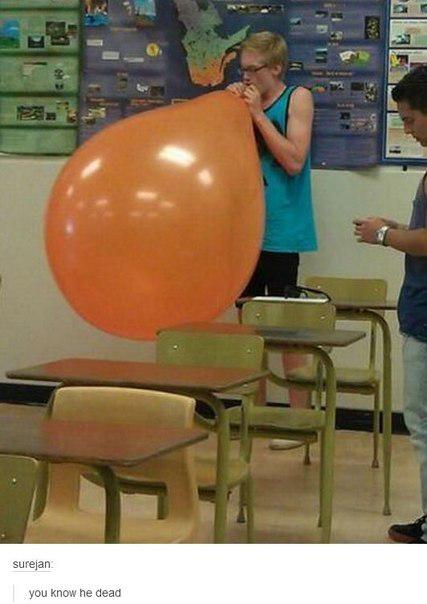 Девушка лопает шарики попой. Надувает шарики и лопают. Надувает шарик. Надуваем шарики до лопанья. Надувает шарики и лопают.