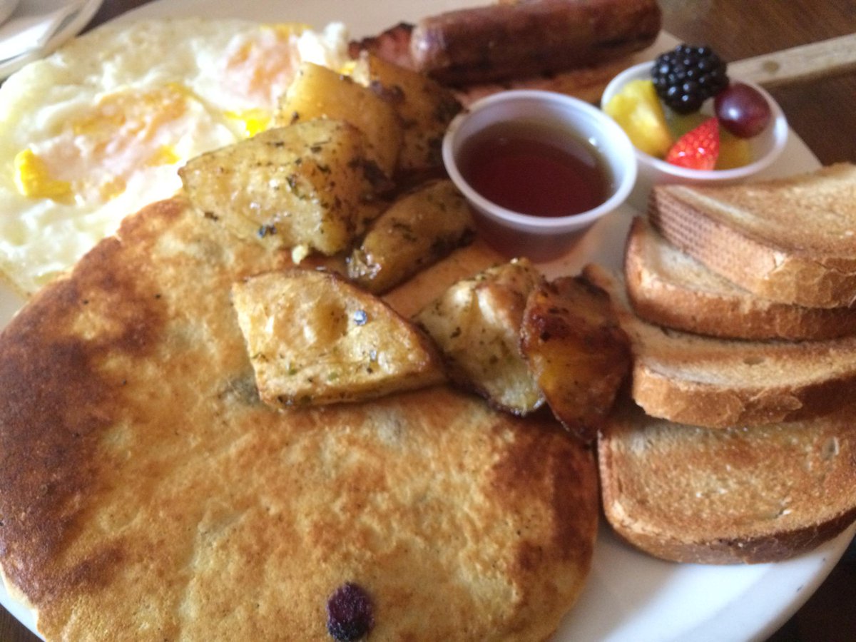 WhistlersTO's tweet photo. Happy Family Day everyone! We're open for brunch! #FamilyDay2015 #BroadviewBreakfast #FoodTO http://t.co/Akr2CgQRg6