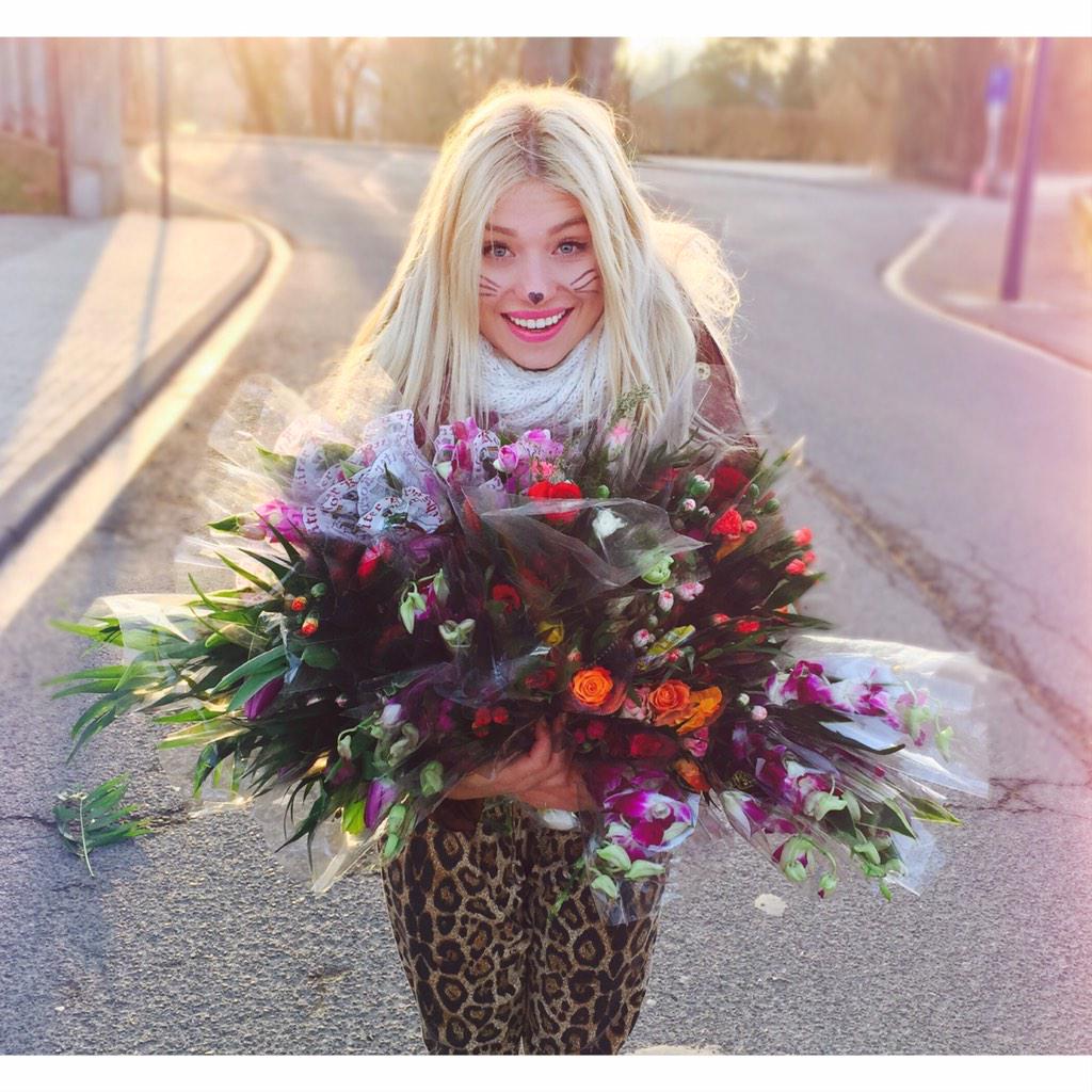 Hab heute ganz viele Blumen von euch geschenkt bekommen 🙊💐💐
iLOVEYOU ✨