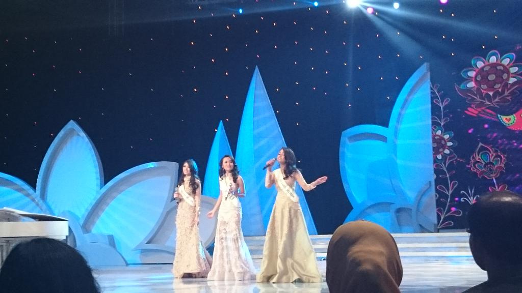 Sariayu_MT's tweet photo. Singing performance from Finalis Miss Indonesia. Its Amazing!! #LoveMissIndonesia2015 http://t.co/TizUbcQZpH