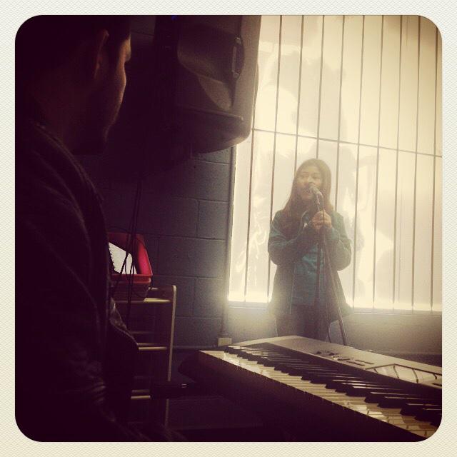 RockAcademyCDM's tweet photo. Nada como cantar todos los días @RockAcademyCDM #canto #music http://t.co/lfazRQ54rE