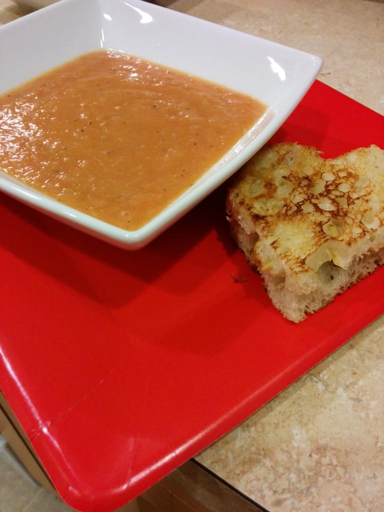 LizzyWienie's tweet photo. Valentines day lunch! Homemade tomato soup and hummus heart sandwiches :) #ValentinesDay #vegan http://t.co/ohWVvA3O0t
