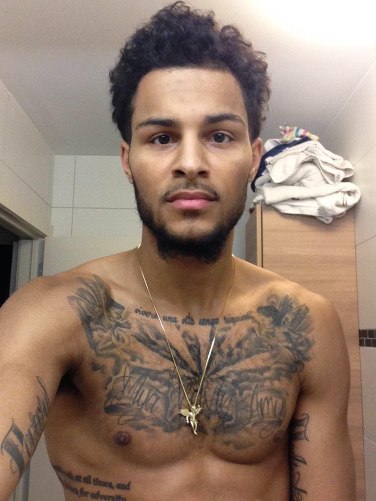 The_Underdog5's tweet photo. #PreShowerSelfie #MyHairGrowsAtAnUnexplainableRateNow #MustBeTheEuropeanAir #CleanTowelsOnDeck #AmIHandsomeTho? 😂😂😂😂 http://t.co/4IvzmS0AKn
