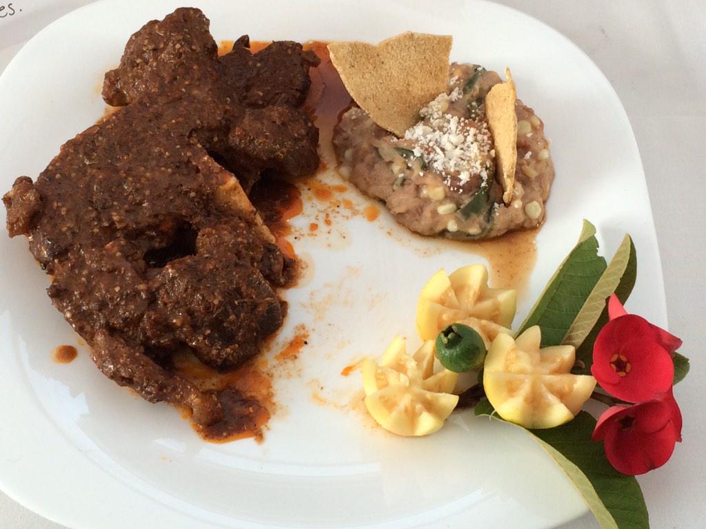 marviajaycome's tweet photo. La Sra. Teresa Flores ganó una casa en @COMEJalisco con su platillo tatemado de chamberete al guayabo. #COMEfestival http://t.co/RIivRaLx5u