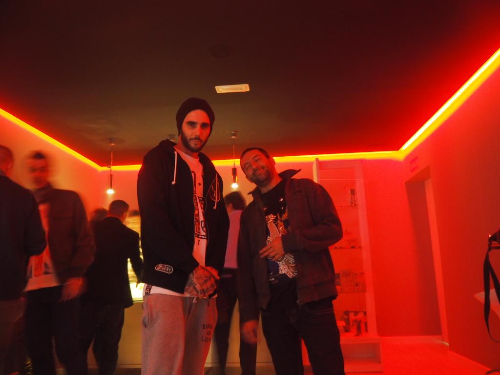 SoftSecrets_ES's tweet photo. Inauguración del #SaticasClub con dos grandes de la #Ganja
Cualquier día darán la sorpresa...
-H-
#HighlifeGuide #CSC http://t.co/V5YjfVJ7ot