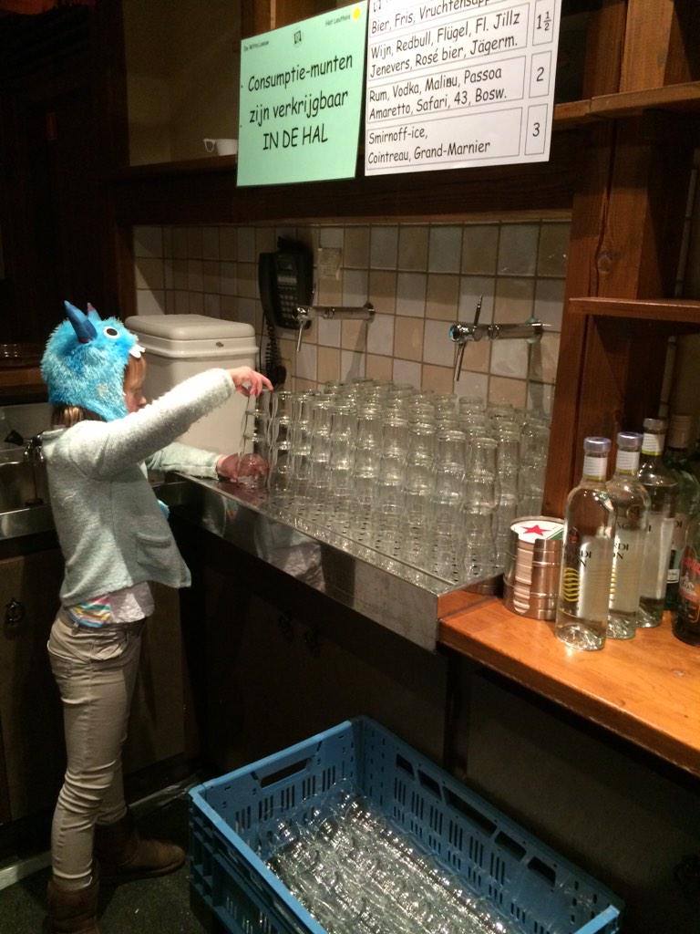 De glazen zijn weer schoon! Daar moet op gedronken worden! ALAAF! Tot straks!