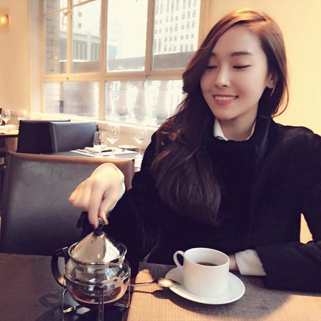 Syj__Jessica's tweet photo. Tea time ☕️with the queen👑 #mom #earlgrey #smile #imsocold #따뜻따뜻 #여왕님과함께영광입니다 http://t.co/NAMYbO2GwQ