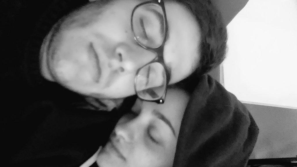 juanjar96's tweet photo. Siesta típica  de todos los sanvalentinsolterin @Anasanchez017 http://t.co/psBlfcX53U