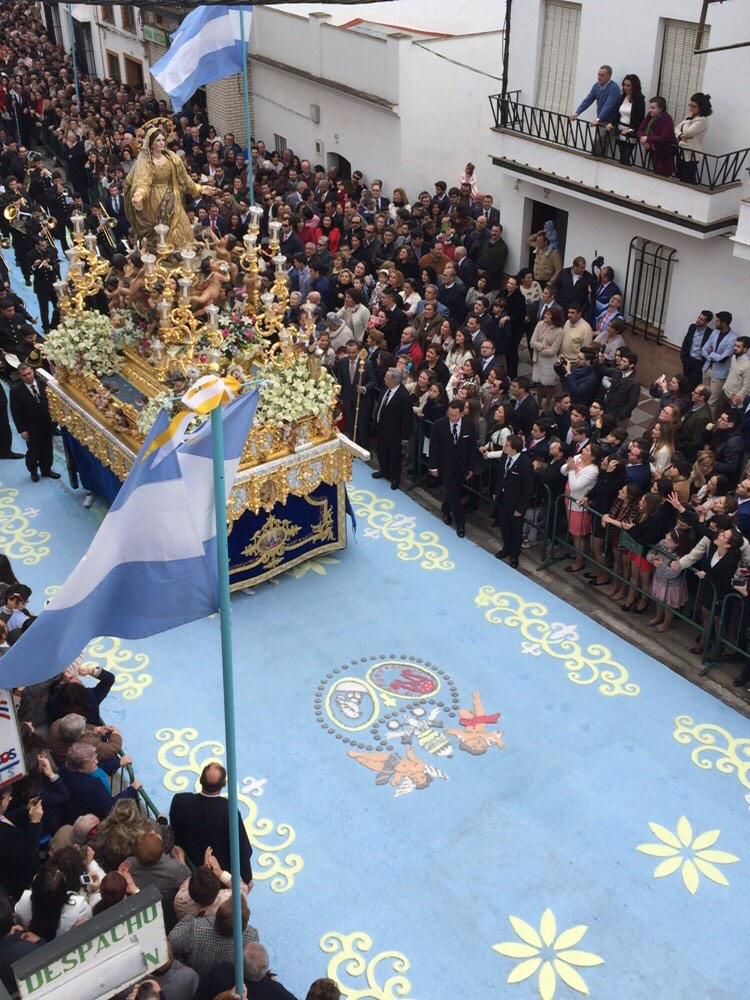 hdad_asuncion's tweet photo. Ntra Sra de la Asunción sobre la alfombra de sal creada para esta efemérides. http://t.co/lDslodvTZC
