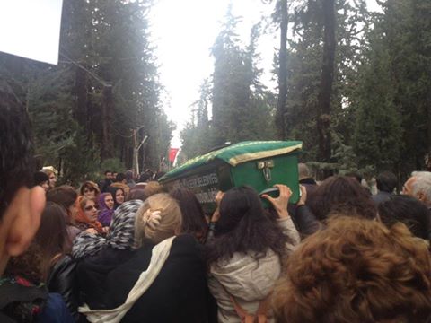 Bir erkeğin daha eli değmesin diye #ÖzgecanAslan 'ın naaşı kadınların omzunda taşınıyor. UNUTURSAK KALBİMİZ KURUSUN..