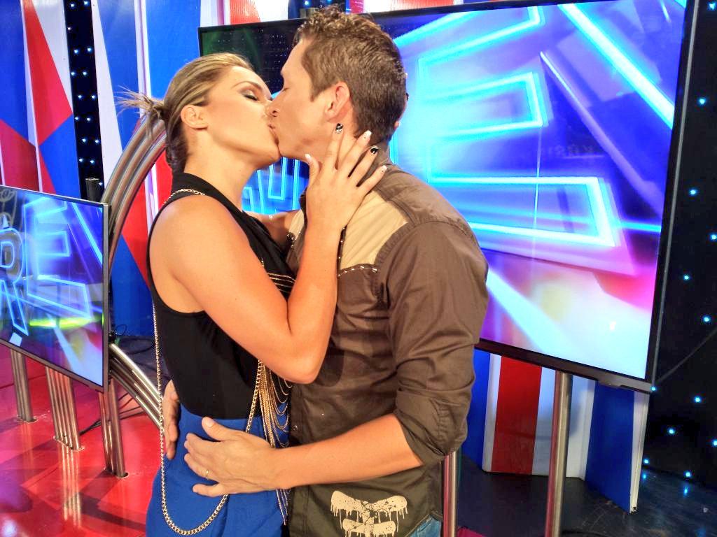 tcsoyelmejor's tweet photo. "Cuando el amor es puro y verdadero no hay nada de qué avergonzarse, así que demuéstrale a tu pareja cuánto le amas." http://t.co/mU6DwnUNAb