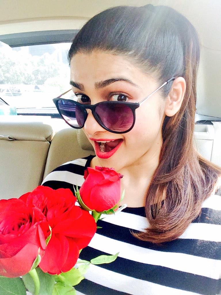 Hmmm.. smells like #roses. Happy #Valentines day lovelies!!🌹💝😘  #140ColoursOfLove #CosItsNotValentinesDayWithoutRoses