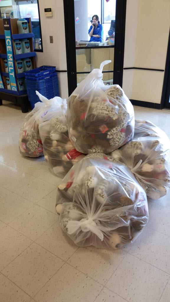 ShepleyTheresa's tweet photo. Donations to the children at Windsor Regional Hospital yesterday.  @ThatJenKelly @PetSmart923 http://t.co/g4XJLG6v2a