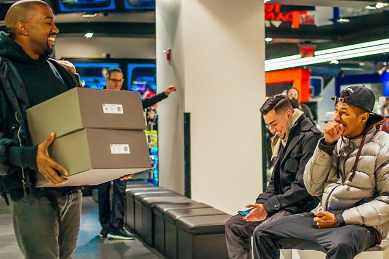 HYPEBEAST's tweet photo. Kanye West Puts On a Smile and Hand Delivers the First Pairs of Yeezy Boost.
http://t.co/ydBZhGNXIq http://t.co/8LQY4V1Awe