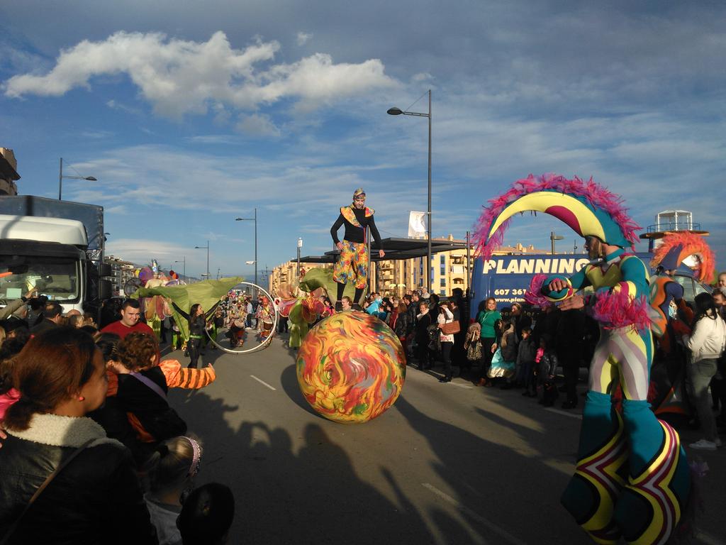 marbelladirecto's tweet photo. Mucho colorido #DesfiledelHumor #SanPedroAlcantara @Boulevard_SP #Fiestas #Carnavales2015 http://t.co/RGwu7ngWIU