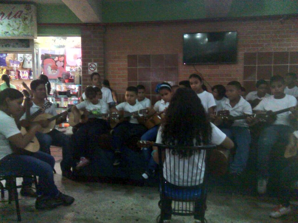 orqtinaquillo's tweet photo. Programa Alma Llanera en la Feria de comidas del CC Gran San Antonio #ElSistemaCumple40 http://t.co/zsd7Y3OTPw