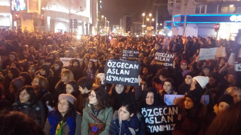 19.19 Kadıköy'de binlerce kadın İskele Meydanı'na yakın yolu trafiğe kapadı..
#ÖzgecanAslan