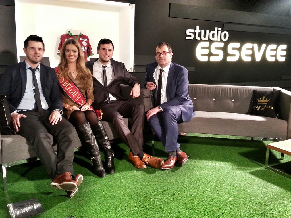 KingJazzBand's tweet photo. Samen met Miss Belgium @AnneliesToros in #StudioEssevee! @ESSEVEELIVE #zwasta http://t.co/fTom1DZN3h