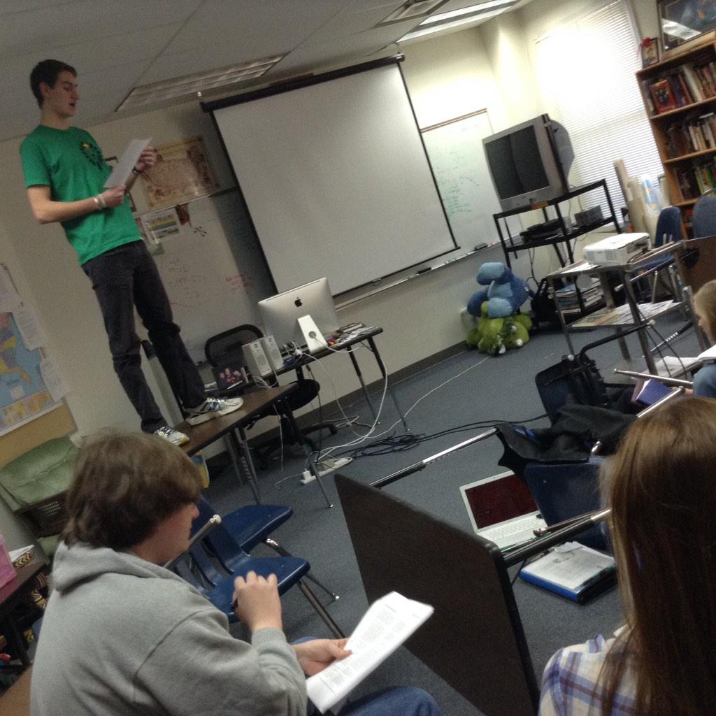 dahveedbenson's tweet image. #iloveCSS students prepare and give speeches while posting and responding to tweets on big screen #iran revolution