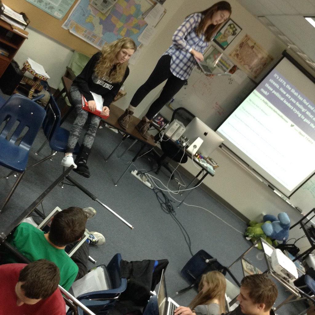 dahveedbenson's tweet image. #iloveCSS students prepare and give speeches while posting and responding to tweets on big screen #iran revolution