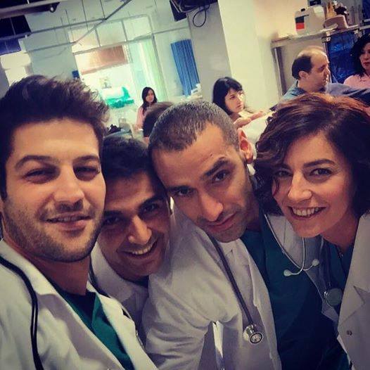 Doktorrozgur's tweet photo. @DrYesimm  @sinanacilservis  bizim hastamız bile olsa herzaman bir selfieye ayıracak zamanımız vardır 😄😄 http://t.co/ZnBMQJTWtx