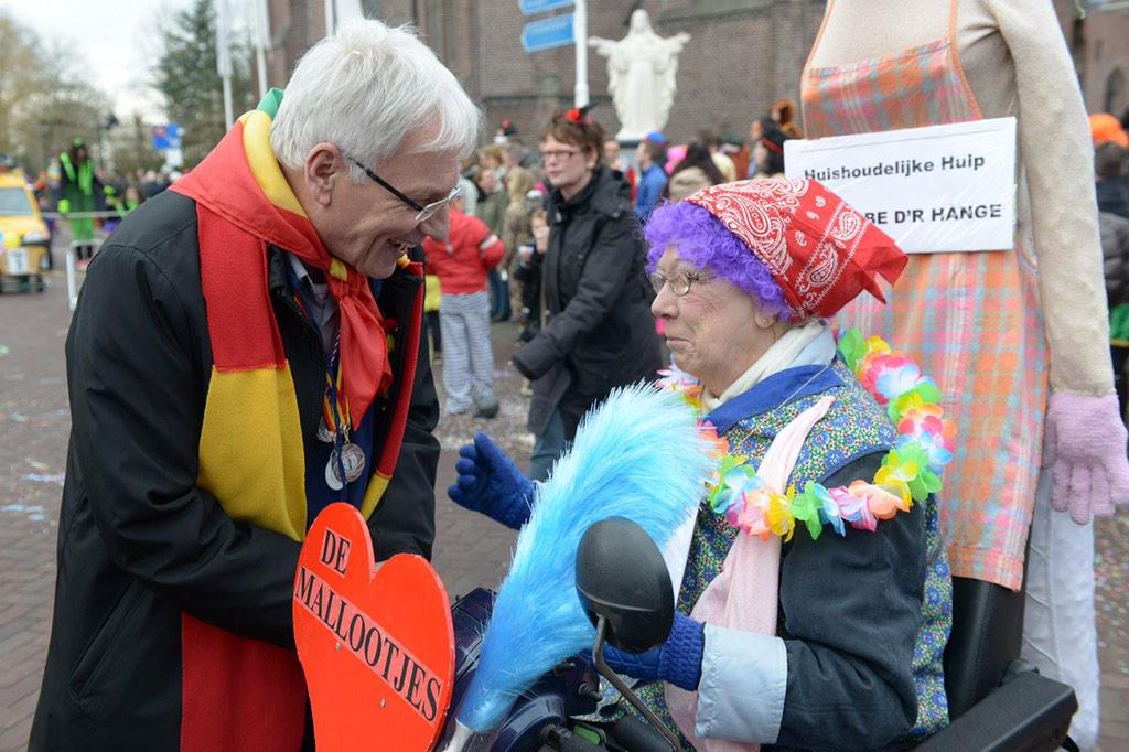Pix4profs's tweet photo. Carnaval is begonnen, met natuurlijk ook d'n opstoet in de Moer! http://t.co/bvDUw1QioQ