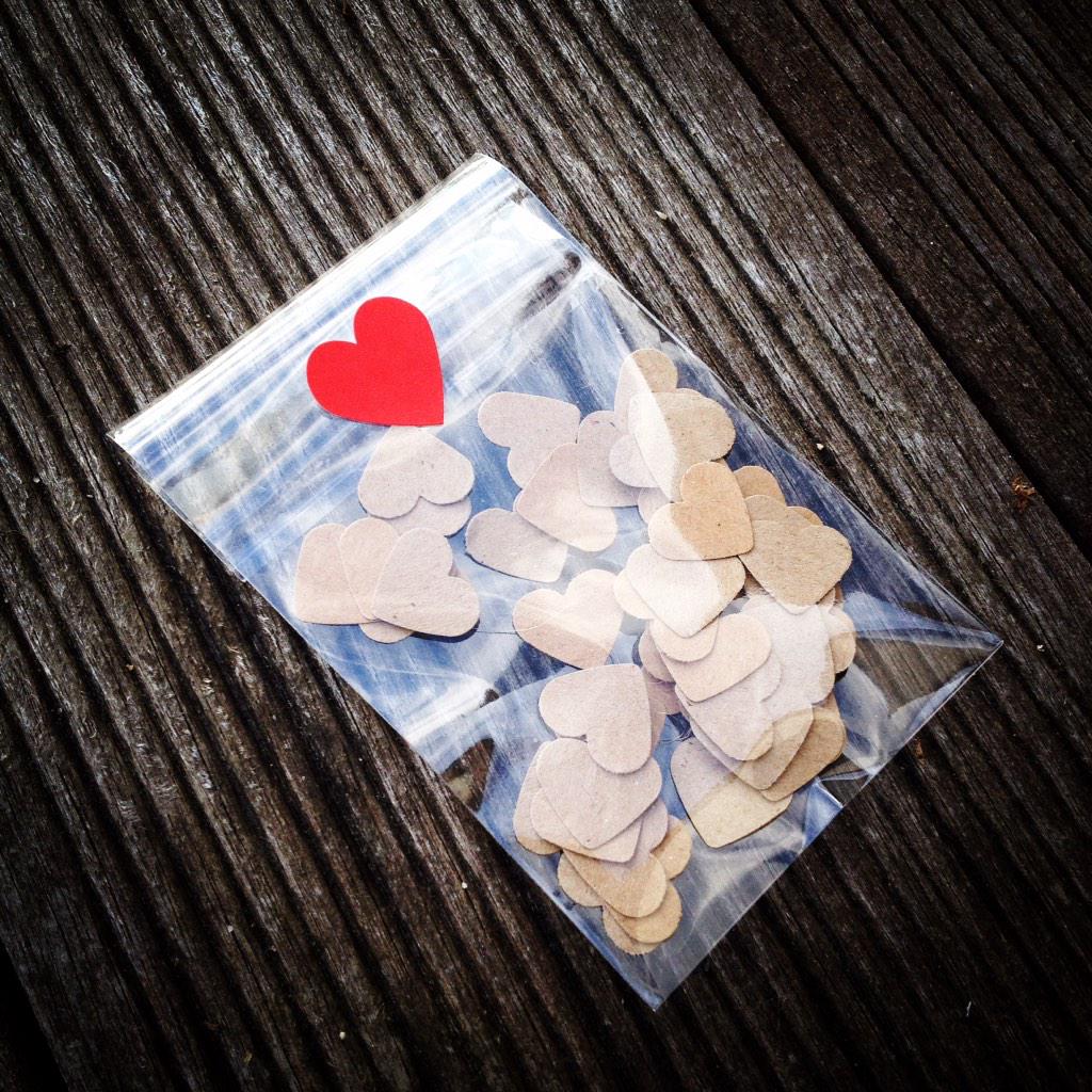 adrimdesign's tweet image. ❤️Happy Valentine's ❤️ #rusticlove #kraftheart #redheart #kraftconfetti
