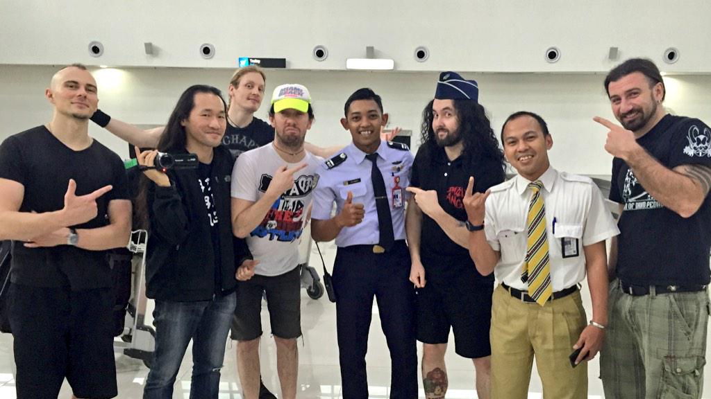 fredleclercq's tweet photo. At the airport in Surabaya @DragonForce #istolehishat #nicehat #igaveitbackafterthepicwastaken http://t.co/X6PKLWij8Q