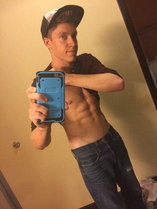 Network is back up - cum back to my show http://t.co/mFe4kFfJNJ via @chaturbate #gay #camshow #ValentinesDay