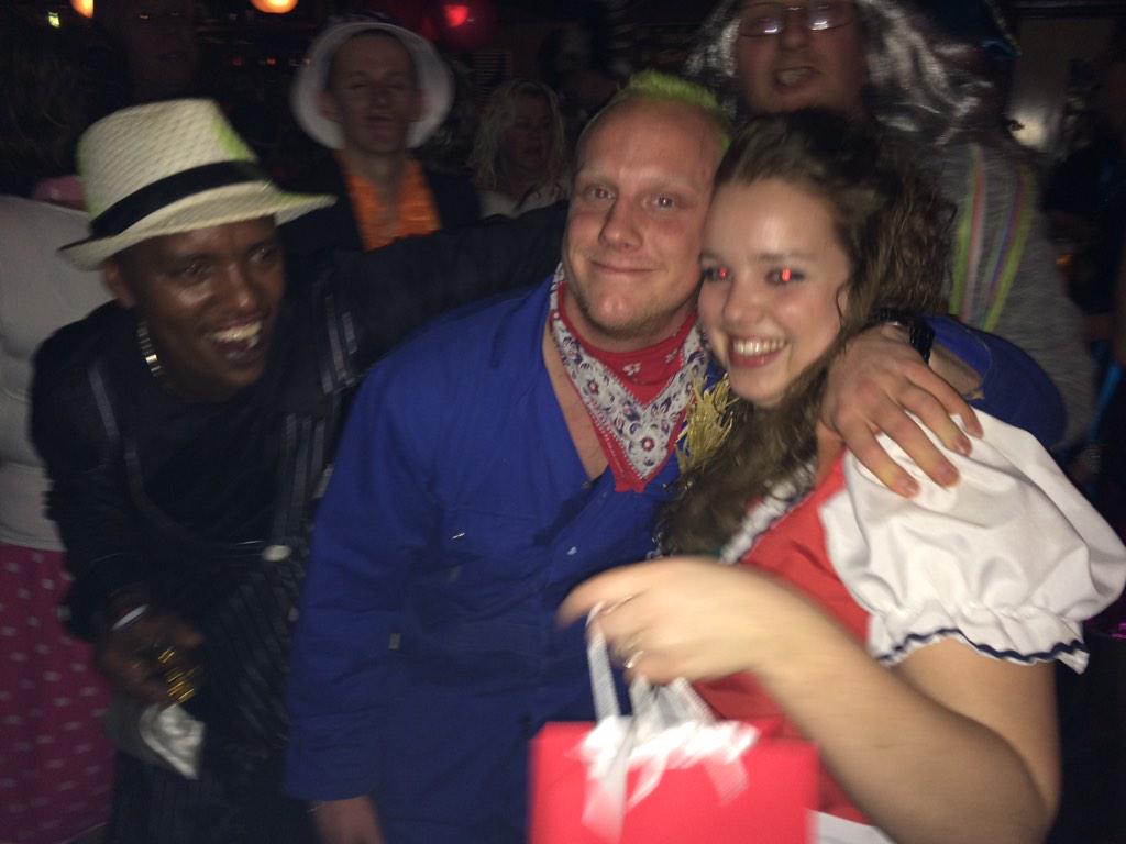 CafedeFoarwei's tweet photo. Jan Gosse en Yvonne winnen de prijs voor origineelste duo! Gefeliciteerd!! #Carnaval #deFoarwei http://t.co/IRRk210leg